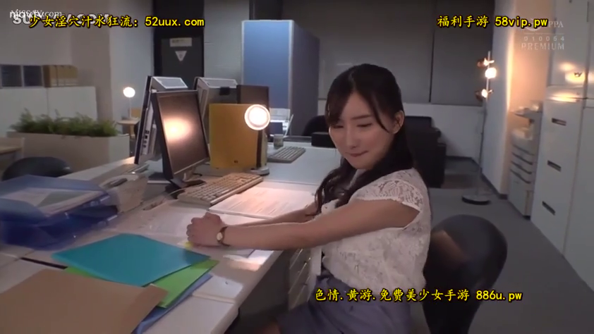 Sitting Posture · 办公室 · Medium shot · Smile · Business attire · 办公 · Office equipment