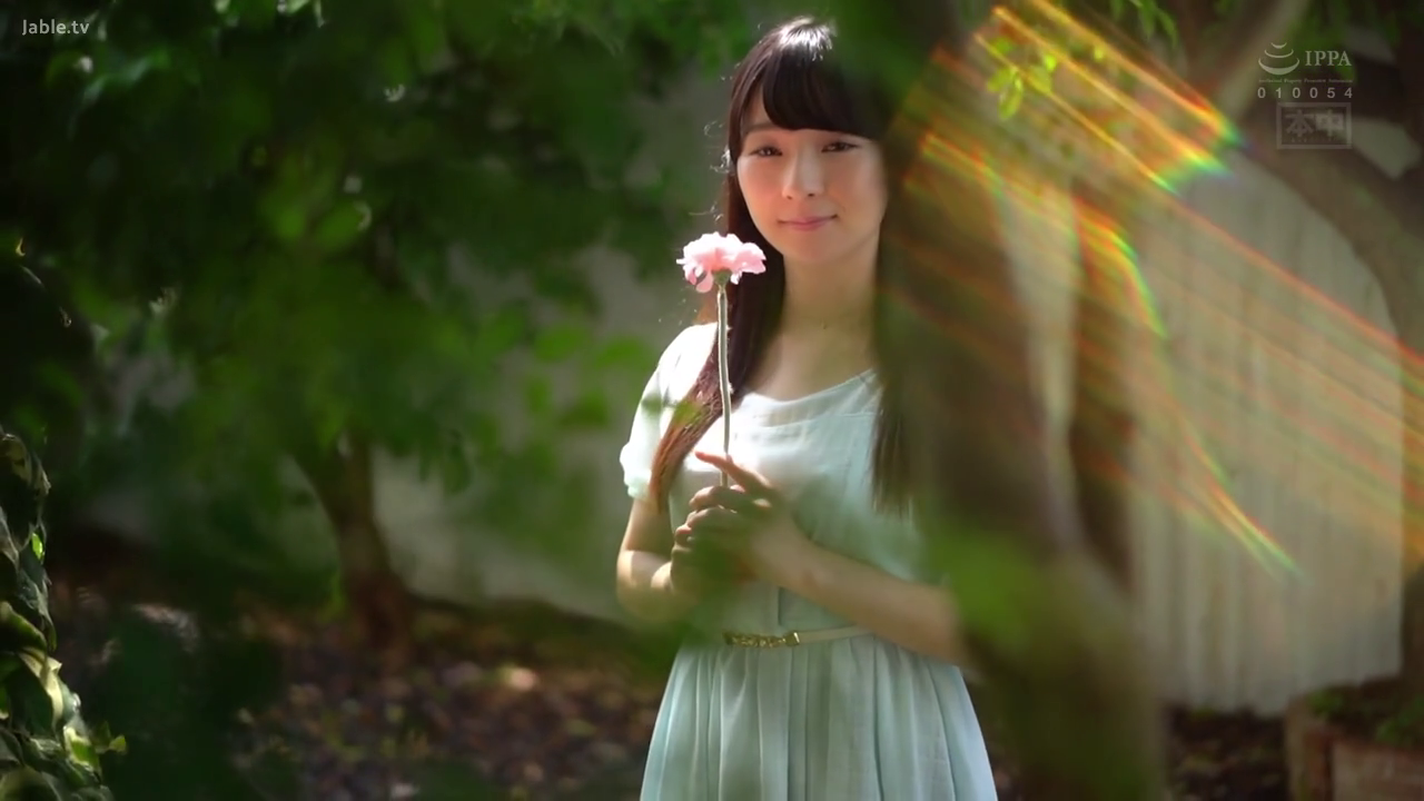 站姿 · 微笑 · 上半身特写 · 逆光 · 白色连衣裙 · 花园 · 持花 · 粉色花朵