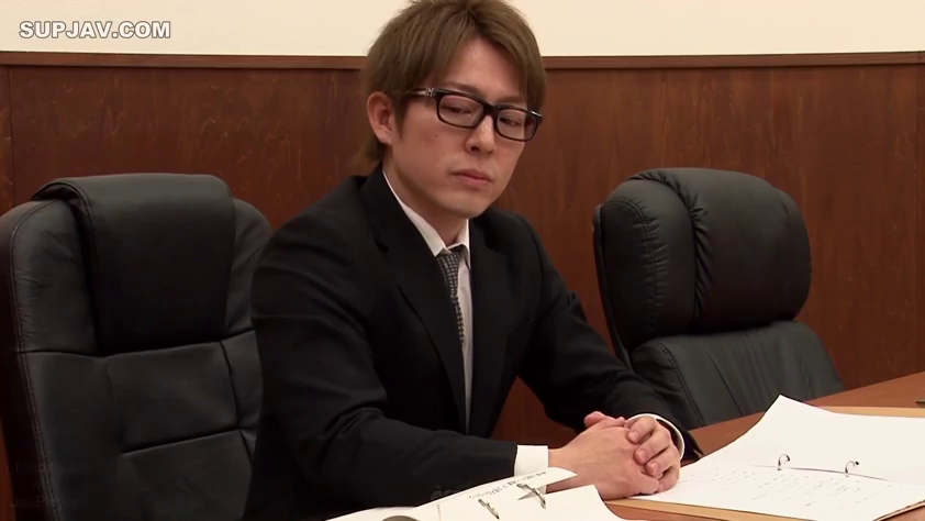 坐姿 · 严肃 · 沉思 · 眼镜 · 中景 · 西装 · 男性 · 会议室