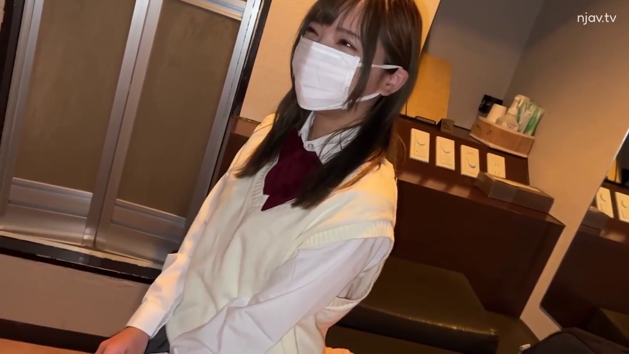 室内 · 校服 · 站立 · 中景 · 注视 · 口罩 · 学生装 · 笑眼