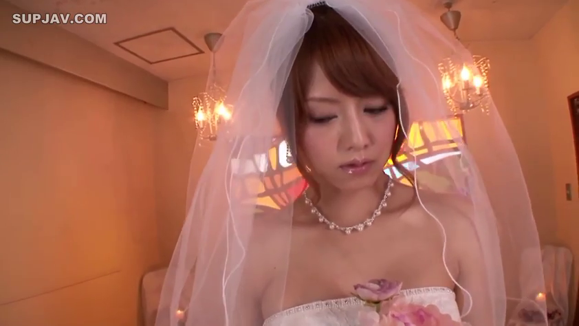 室内 · 頭を下げる · 站立 · 顔のクローズアップ · 忧伤 · ウェディングドレス · 头纱 · 捧花