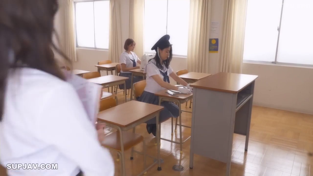 坐姿 · 教室 · 全景 · 平静 · 白手套 · 课桌椅 · 伏案写字 · 多人场景