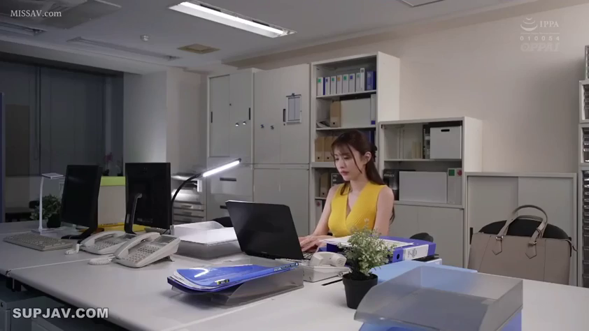 Sitting Posture · Profession · 办公室 · 文件夹 · Medium shot · Yellow sleeveless top · 职场环境 · 使用电脑办公