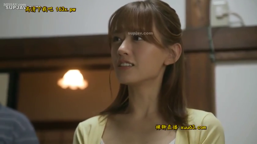 室内 · 站姿 · 自然 · 注视 · 近景 · 生活照 · 黄色上衣 · 背景灯