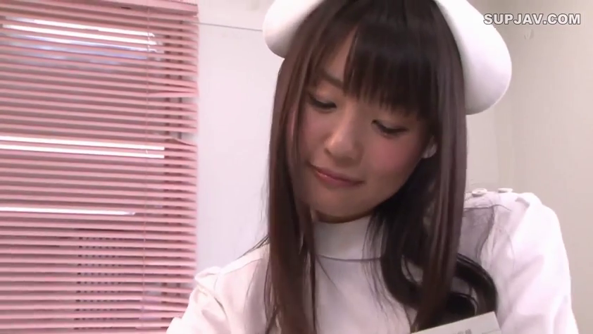 护士帽 · 脸部 · 低头 · 护士服 · 微笑 · 医务室 · 查阅