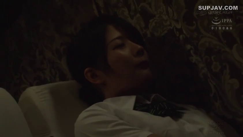 室内 · 校服 · 闭眼 · 枕头 · 半身 · 昏暗 · 躺卧 · 休息