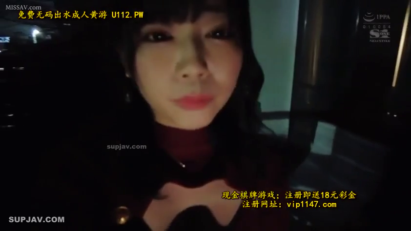 室内 · 顔部のクローズアップ · 低画质 · 自然 · 注視 · 深色镂空裙 · 正面面向镜头