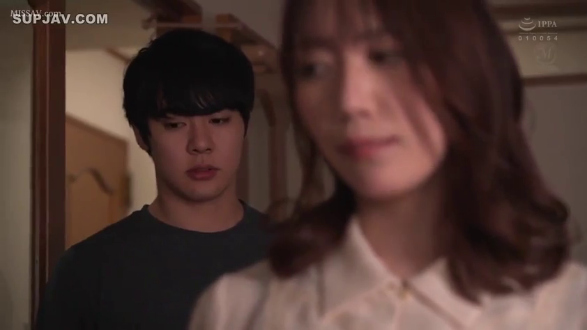 严肃 · 站立 · 面部特写 · 凝视 · 室内走廊 · 剧情片段 · 深色T恤