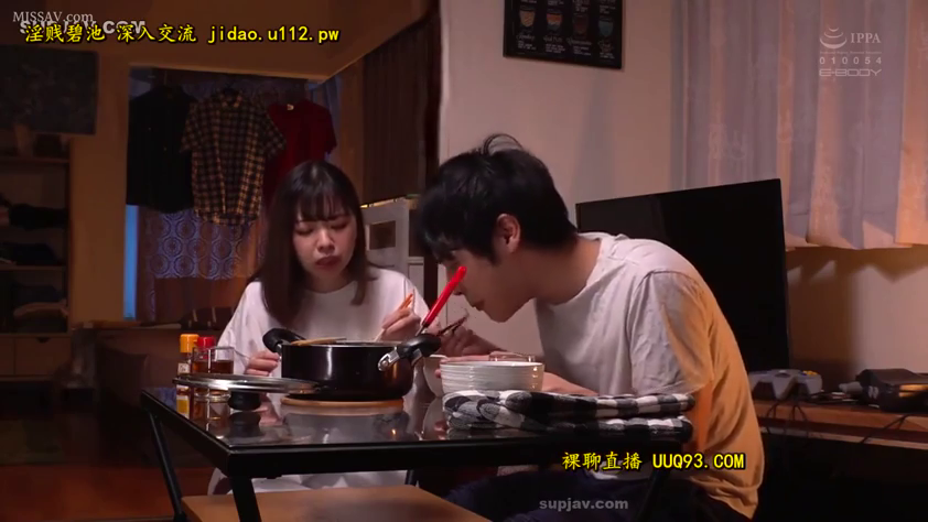 座り姿勢 · 自然 · 半身 · 火鍋 · 餐厅 · 白いTシャツ · 食事 · 居家日常