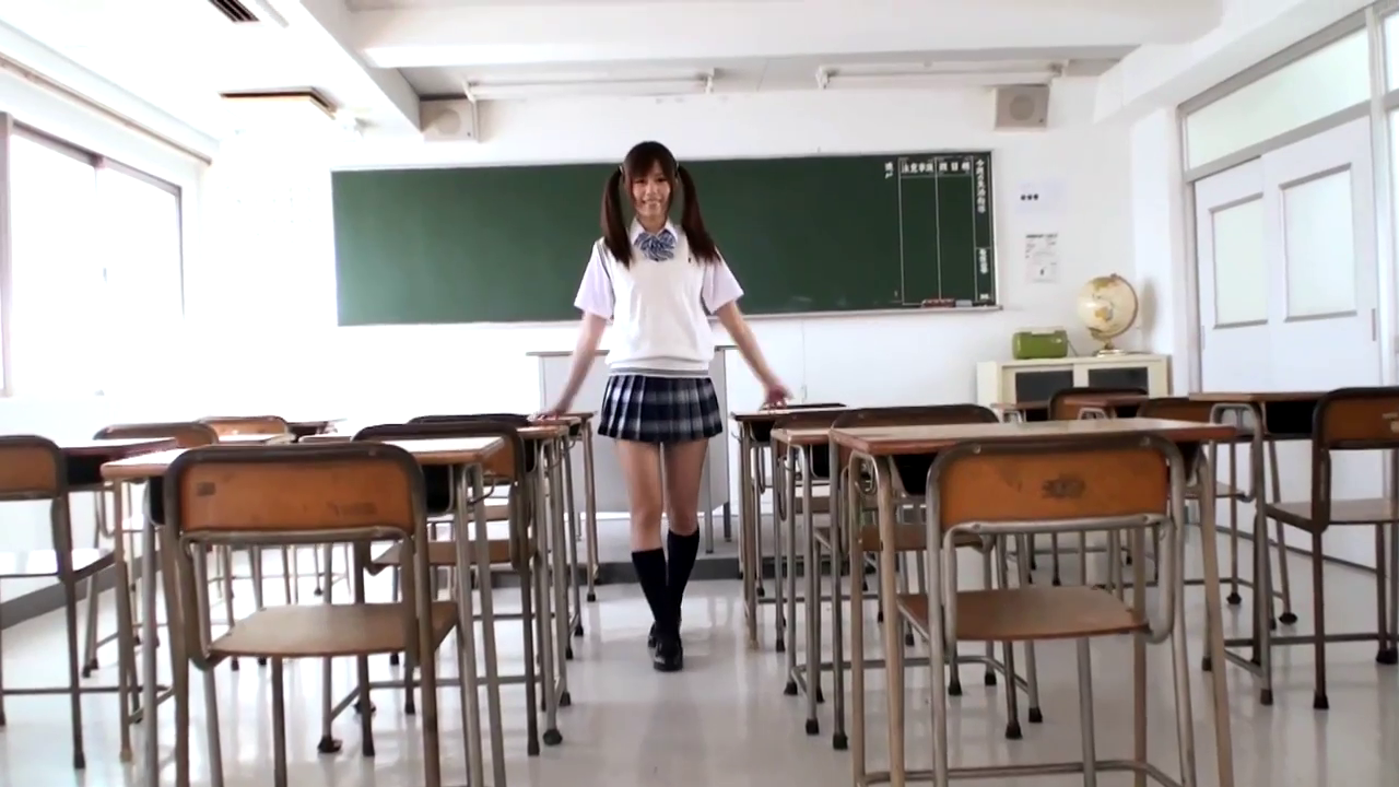 教室 · 站立 · 全景 · 微笑 · 黑板 · JK制服 · 双马尾 · 走动