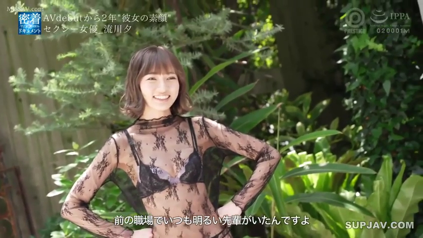 全身 · 站立 · 摆拍 · 室外 · 短发 · 开心 · 植物 · 黑色透视装