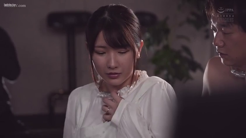 室内 · 交谈 · 面部 · 忧郁 · 站立 · 戒指 · 白色荷叶边上衣