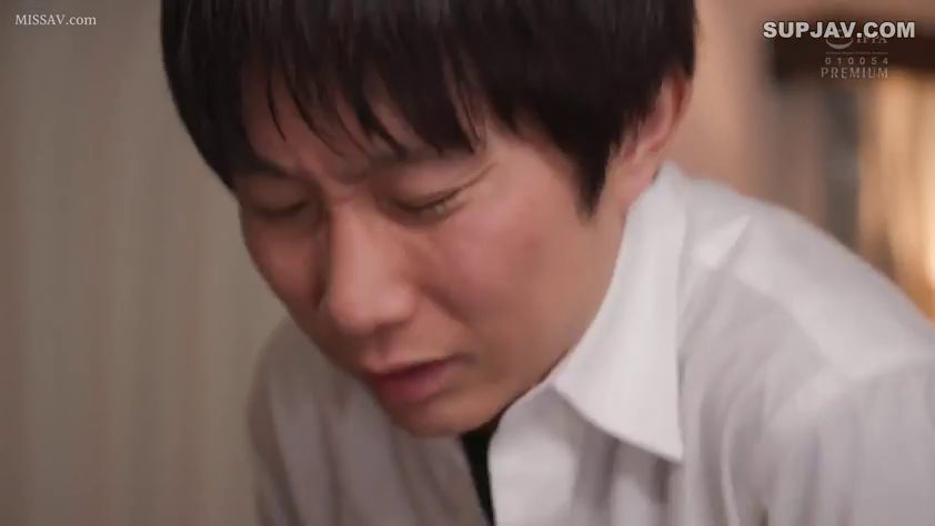 室内 · 低头 · 白色衬衫 · 面部特写 · 狰狞 · 男性特写 · 身体抽动