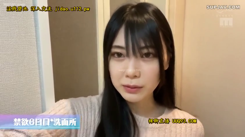 平静 · 面部特写 · 米色毛衣 · 正对镜头 · 盥洗室 · 直播自拍 · 网页视频截图