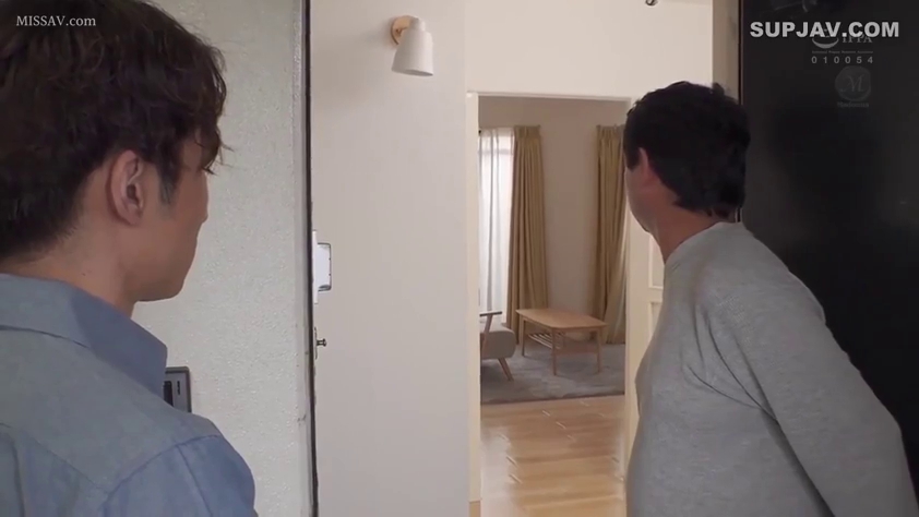 站立 · 中景 · 平静 · 衬衫 · 对视 · 男性 · 门口 · 壁灯