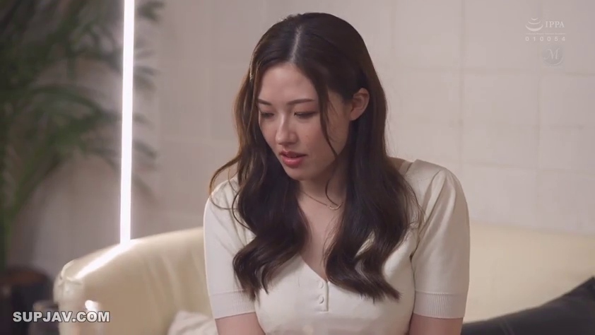 坐姿 · 忧郁 · 胸部特写 · 沙发 · 客厅 · 居家 · 白色V领上衣 · 垂首