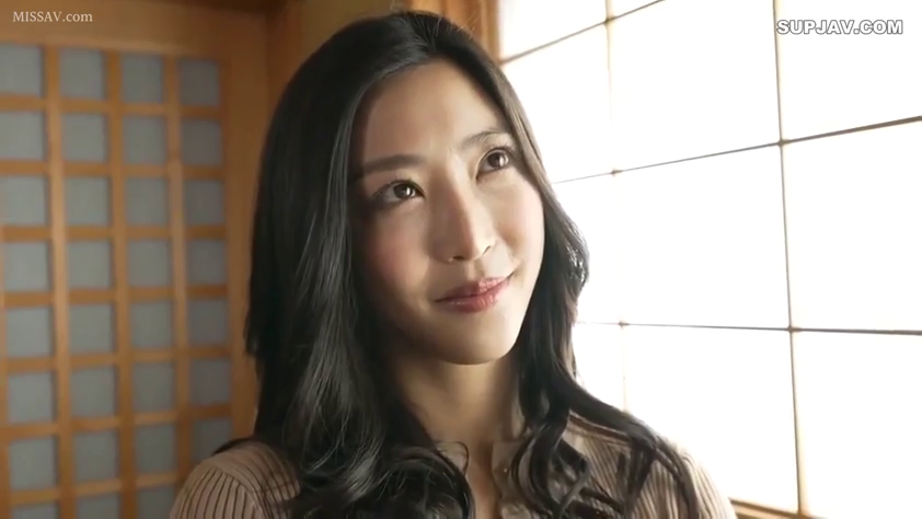 脸部 · 站立 · 和室 · 微笑 · 注视 · 米色针织衫 · 卷发