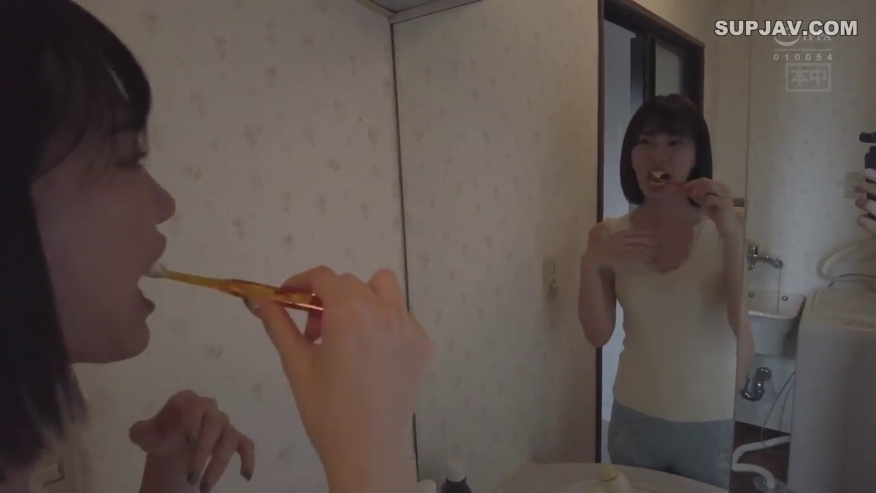 Stand · 自然 · vest · 洗手间 · 侧脸特写 · 镜子 · 刷牙 · 牙刷