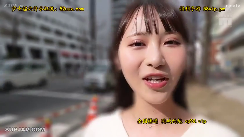 面部 · 站立 · 微笑 · 白色上衣 · 说话 · 户外街道 · 年轻女性