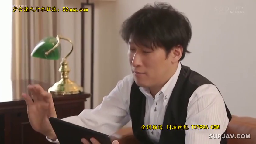 座り姿勢 · 真剣 · 黒いベスト · デスクライト · 半身 · 室内书房 · 中年男性 · 操作平板