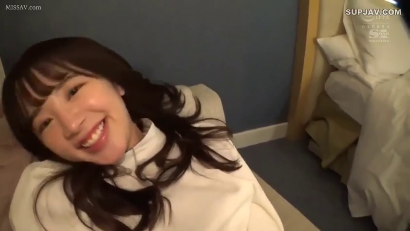 脸部特写 · 卧室 · 微笑 · 注视镜头 · 长发 · 卧姿 · 白色高领衫