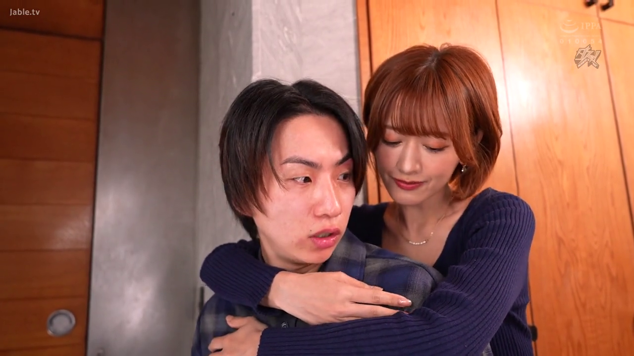 室内 · 半身 · 项链 · 温柔 · 亲昵 · 情侣 · 背后拥抱 · 深蓝针织衫