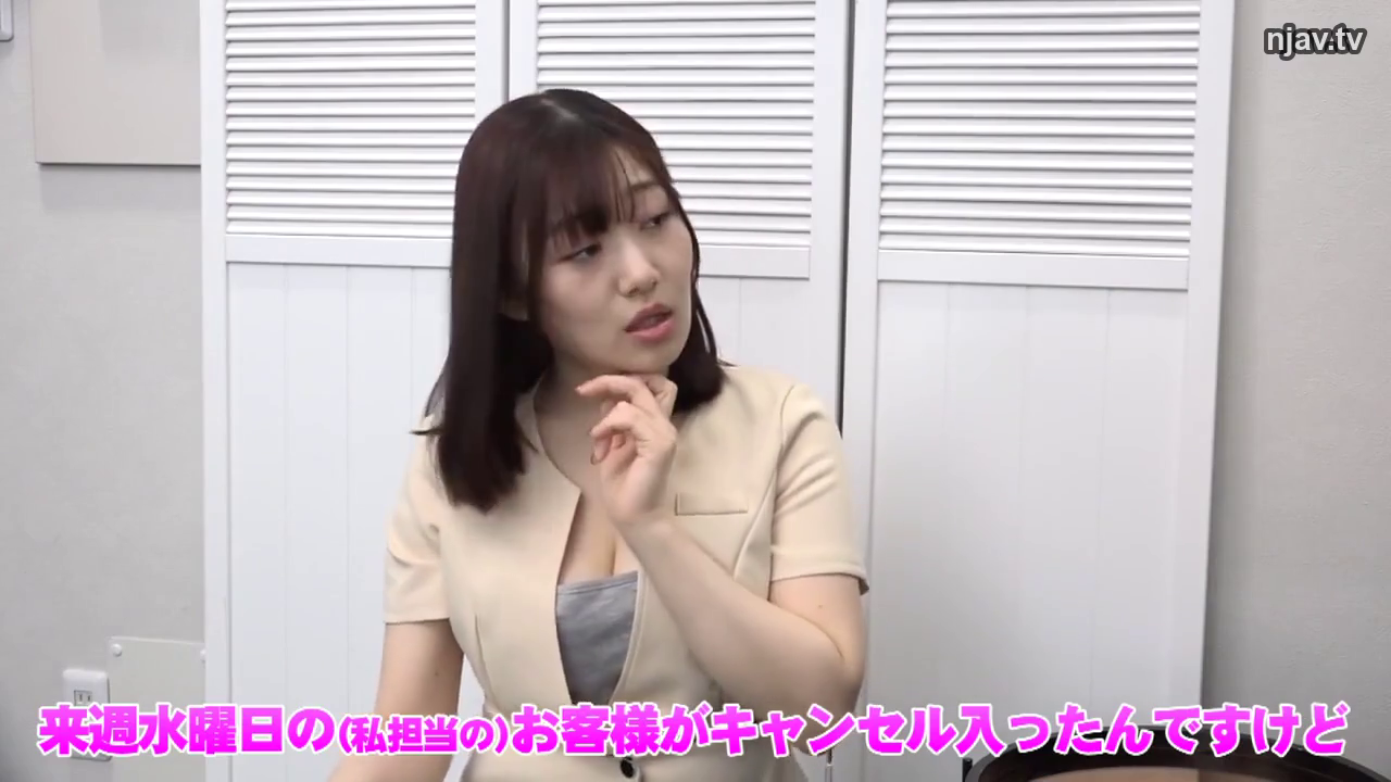 室內 · 坐姿 · 認真 · OL · 近景 · 职业套装 · 思考