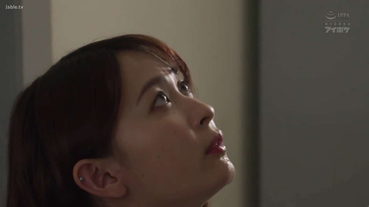 室内 · 顔部のクローズアップ · 仰頭 · 上目遣り · 耳钉 · 迷离期待 · 成人片片段