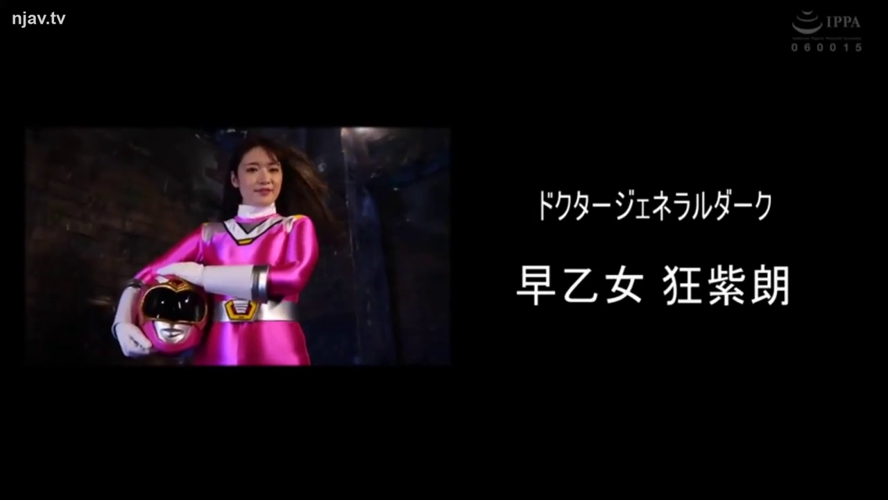 站立 · 微笑 · 半身 · ヘルメット · 影棚 · 粉色战队服 · 持盔 · 介绍字幕