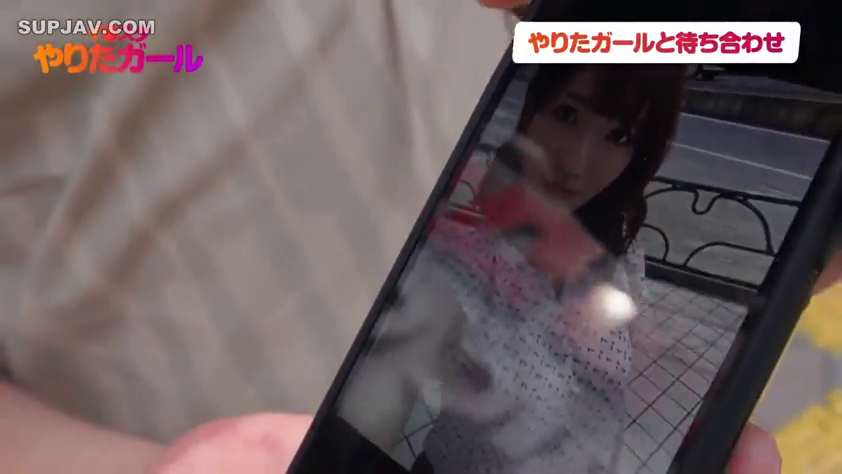 Smile · Outdoor · Phone screen · Floral blouse · 智能手机 · Show photo · 握持手机 · 画面叠加