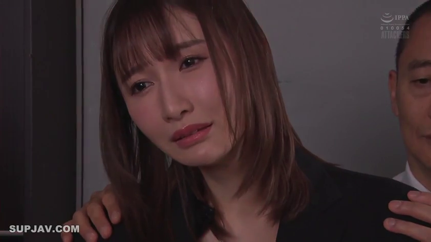 室内 · 委屈 · 站立 · 顔のクローズアップ · 黑色职业西装 · 哭泣 · 被人按压