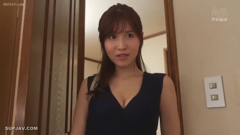 Indoor · Stand · 上半身 · 进门 · 长发女性 · 略显惊讶 · 深蓝V领裙