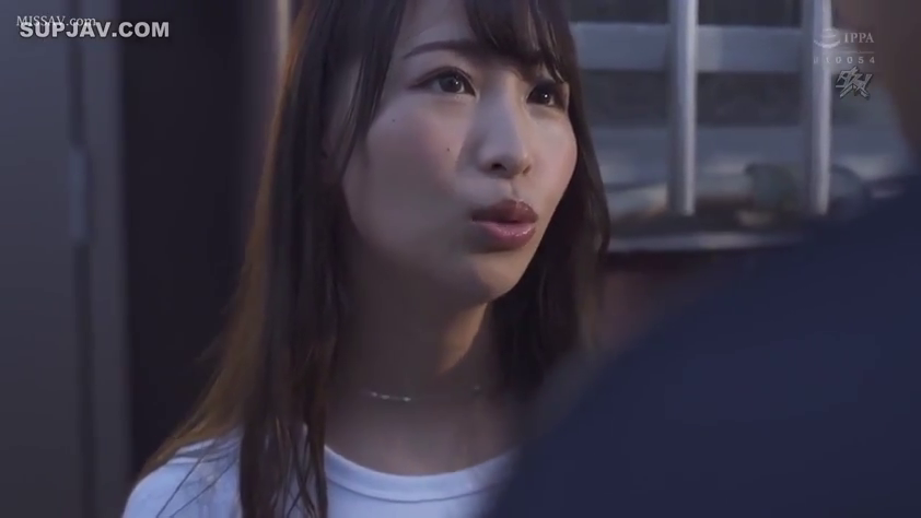 交谈 · 面部特写 · 仰头 · 户外 · 长发 · 白色T恤 · 嘟嘴