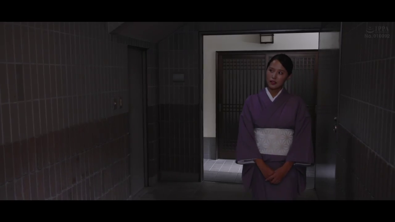 站立 · 平静 · 半身特写 · 室内走廊 · 等待 · 日式风格 · 紫色和服