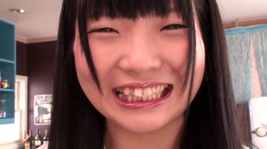 室内 · 面部特写 · 便装 · 快乐 · 正面 · 冰箱 · 露齿笑 · 牙齿