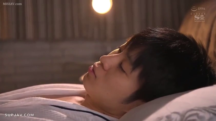 Bedroom · 平静 · pillow · 躺姿 · Male · Side face · Sleep · 睡袍