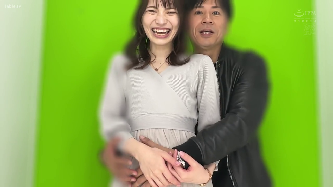 中景 · 摄影棚 · ワンピース · 大笑 · 手表 · 抱擁 · 狂喜 · 绿幕