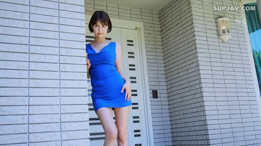 全身 · 注视 · 短发 · 倚靠 · 住宅门口 · 蓝色紧身裙 · 站姿摆拍