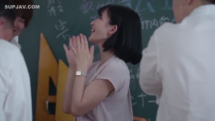 教室 · 站立 · 全景 · 黑板 · 学生 · 大笑 · 粉色短袖 · 拍手