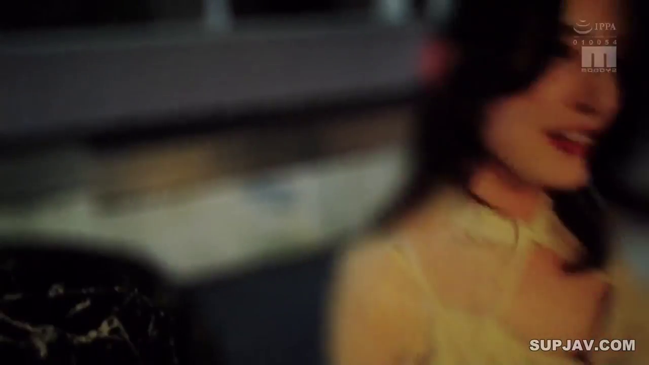 Indoor · Face · Stand · Smile · 连衣裙 · 移动 · 画面模糊