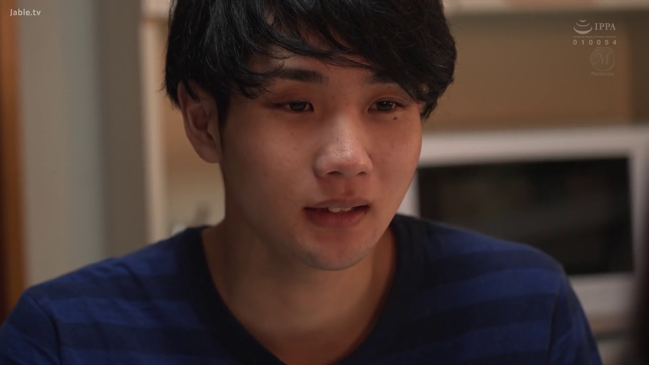 室内 · 坐姿 · 忧郁 · 脸部 · 注视 · 男性 · 条纹T恤