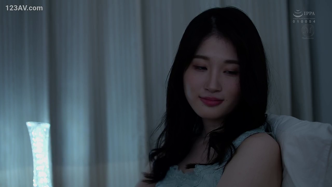 面部 · 寝室 · 微笑 · 枕头 · 蕾丝背心 · 低照度 · 靠坐 · 侧望