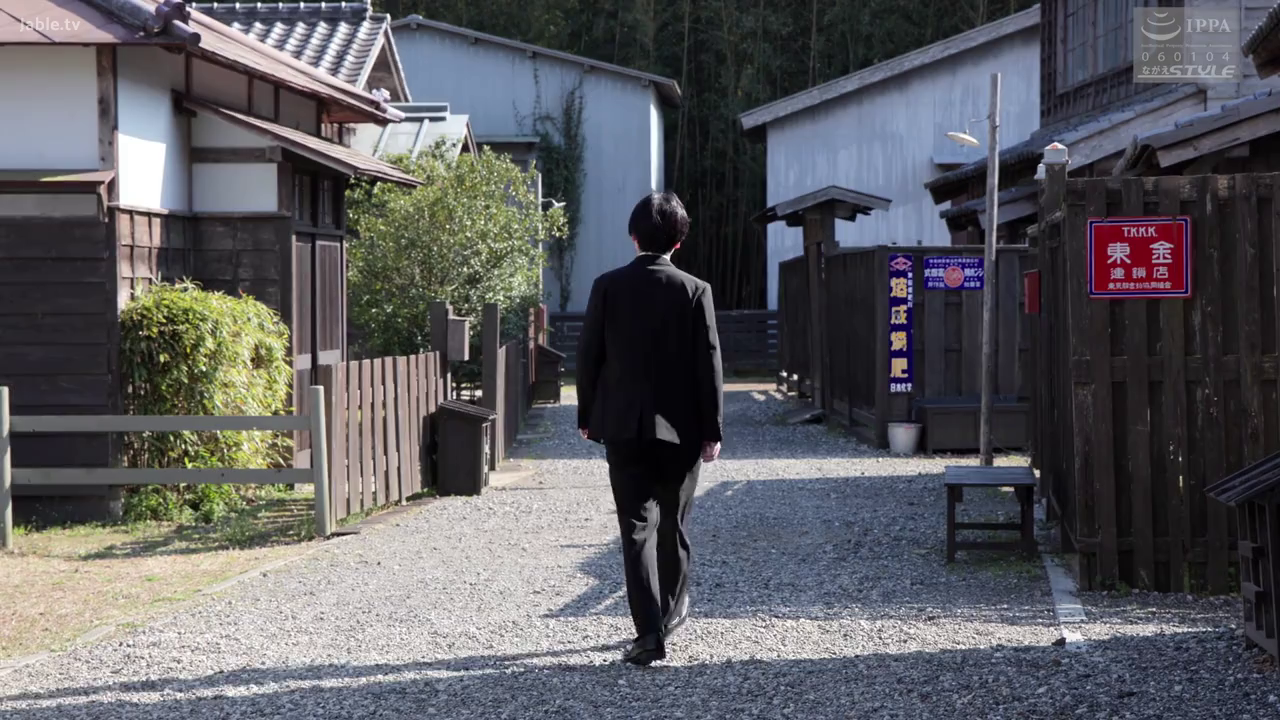 全身 · 行走 · 背影 · 黑色西装 · 标识牌 · 古镇街道 · 日本风格