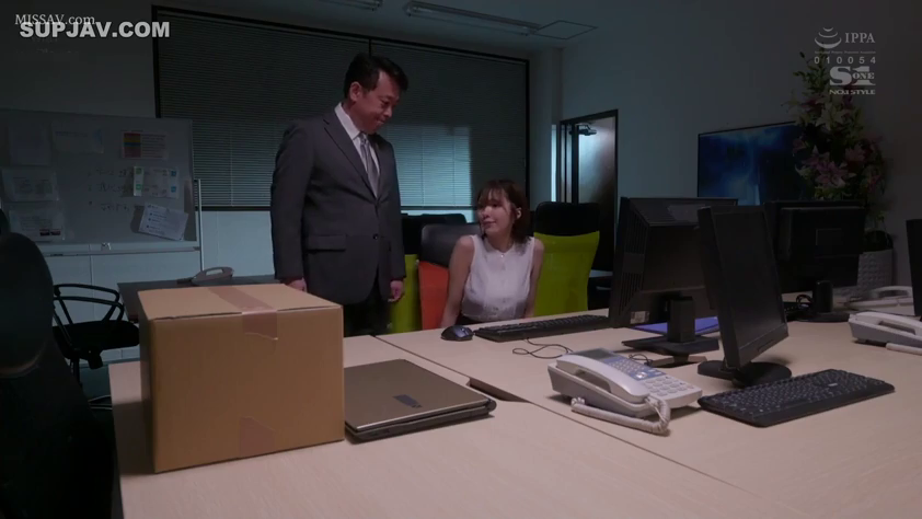 坐姿 · 交谈 · 严肃 · 办公室 · 电脑 · 职业装 · 剧情