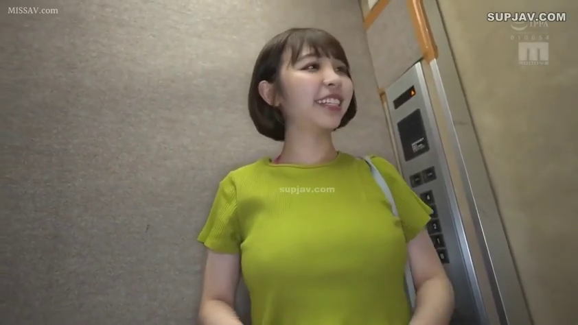 会話 · 站立 · 半身 · 笑容 · エレベーター · 日常剧情 · 绿色T恤 · 控制面板