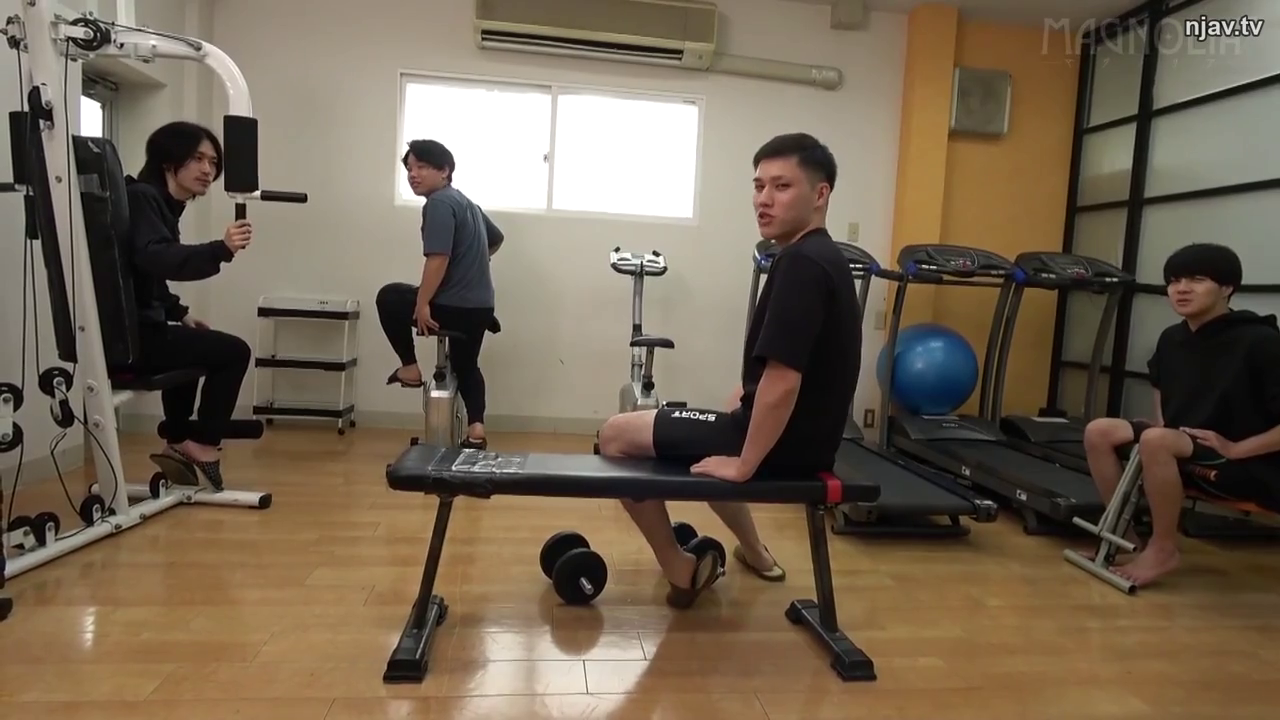 座り姿勢 · 全景 · 休息 · 多人 · 跑步机 · 健身房 · 短裤 · 正常