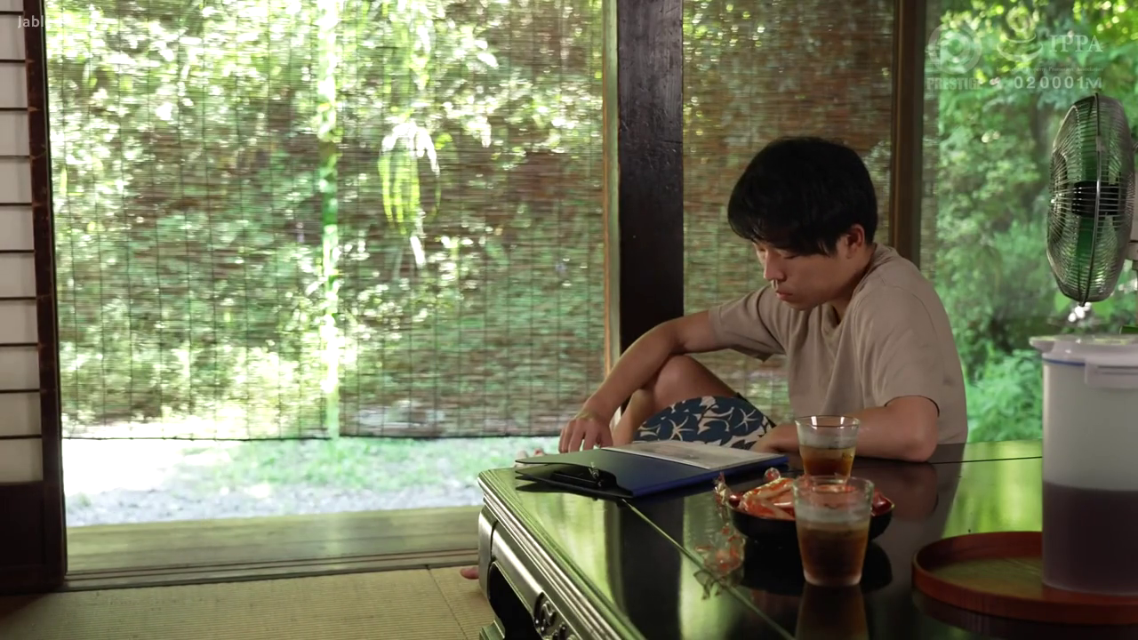 坐姿 · 专注 · 全景 · 居家 · 阅读 · 矮桌 · 日式和室 · 休闲T恤