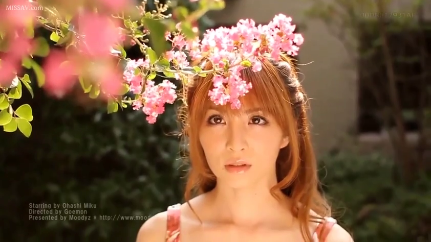 站立 · 面部特写 · 注视镜头 · 户外花园 · 自然光 · 吊带裙 · 迷茫 · 粉色花卉