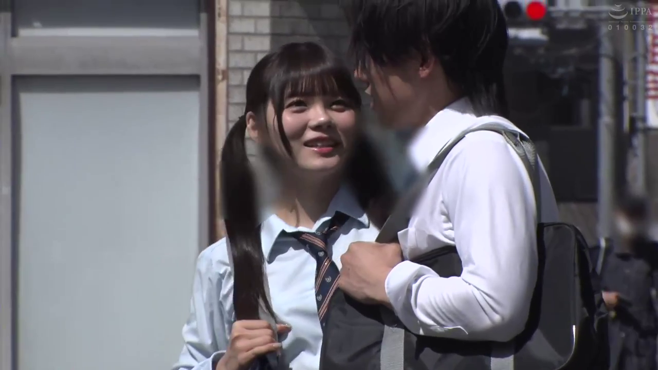 shirt · Stand · Medium shot · 交流 · Outdoor · Smile · Male and female · One-shoulder bag