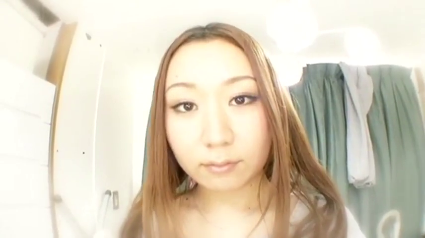 室内 · 脸部 · 平静 · 注视镜头 · 俯视 · 主观视角 · 浅色上衣